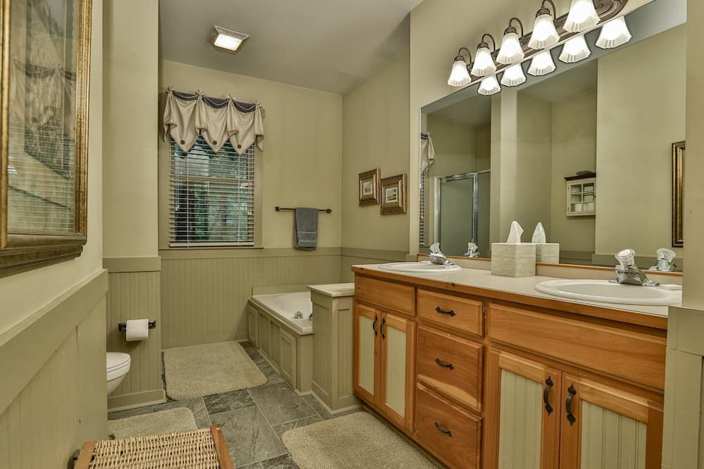 Photo of Bathroom in Big Canoe