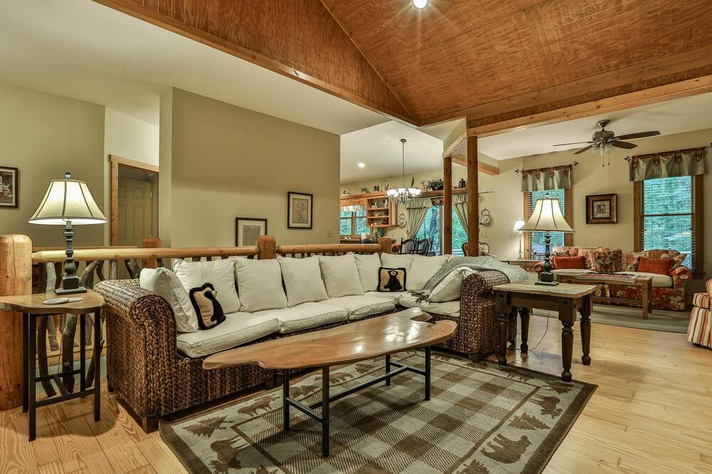 Photo of Livingroom in Big Canoe