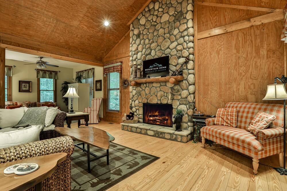 Photo of Livingroom in Big Canoe