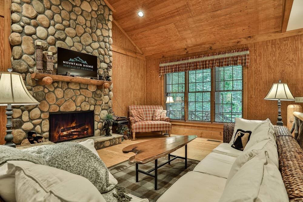 Photo of Livingroom in Big Canoe