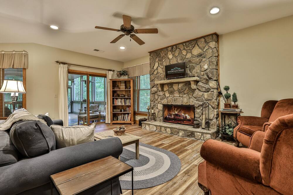 Photo of Livingroom in Big Canoe