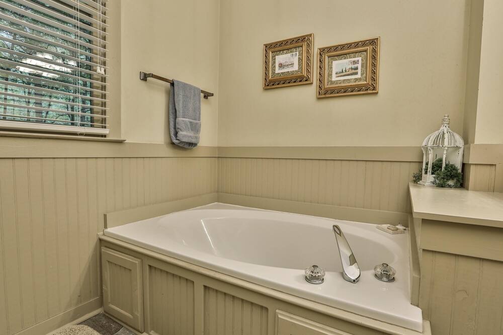 Photo of Bathroom in Big Canoe