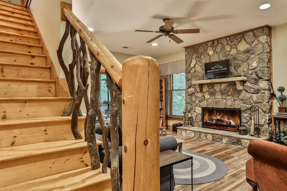 Photo of Livingroom in Big Canoe
