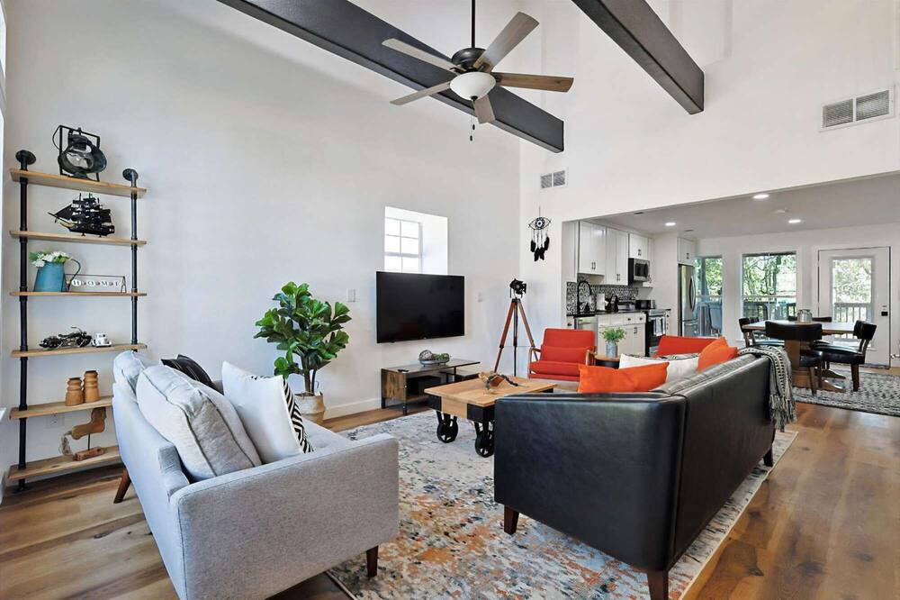 Photo of Livingroom in Oak Point
