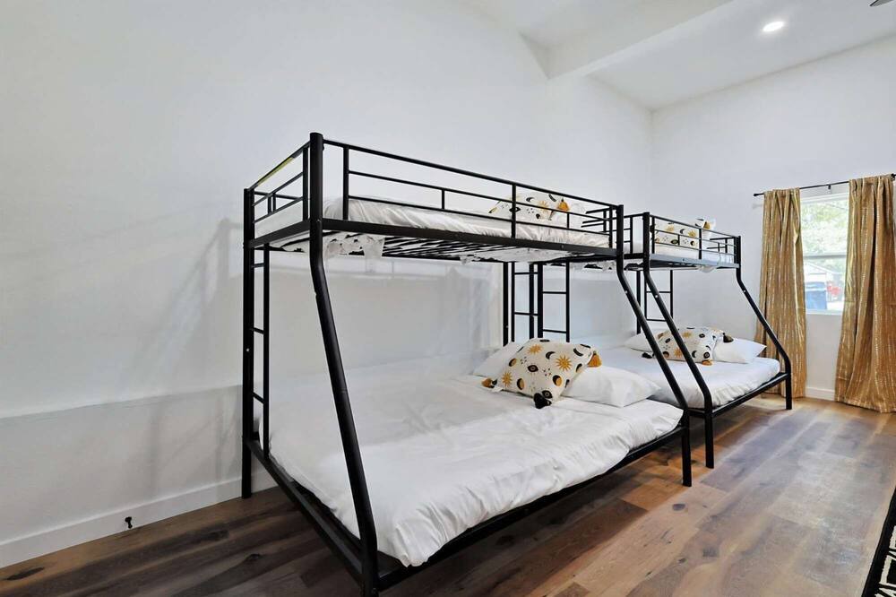Photo of Bedroom in Oak Point