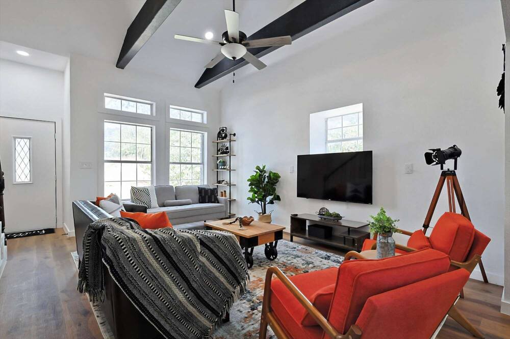 Photo of Livingroom in Oak Point
