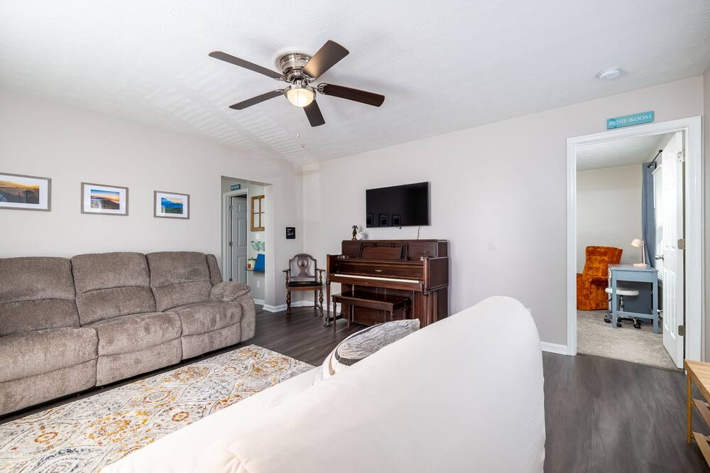 Photo of Bedroom in Broadway