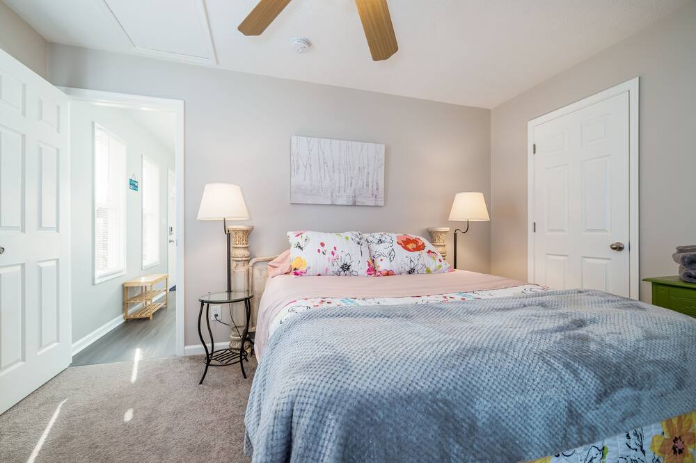 Photo of Bedroom in Broadway
