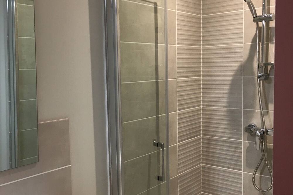 Photo of Bathroom in Arenes Romaines - Saint-Martin-du-Touch