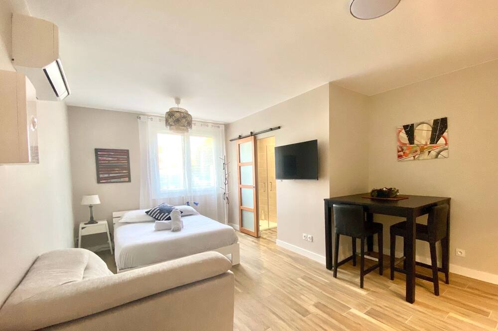 Photo of Bedroom in Arenes Romaines - Saint-Martin-du-Touch