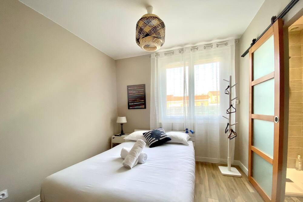 Photo of Bedroom in Arenes Romaines - Saint-Martin-du-Touch