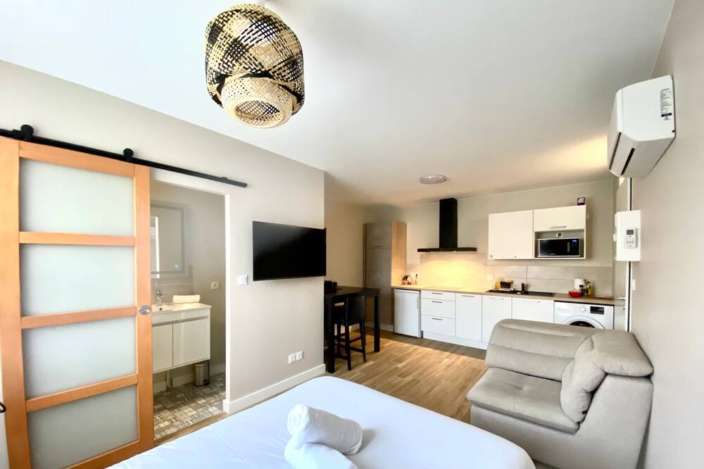 Photo of Bedroom in Arenes Romaines - Saint-Martin-du-Touch