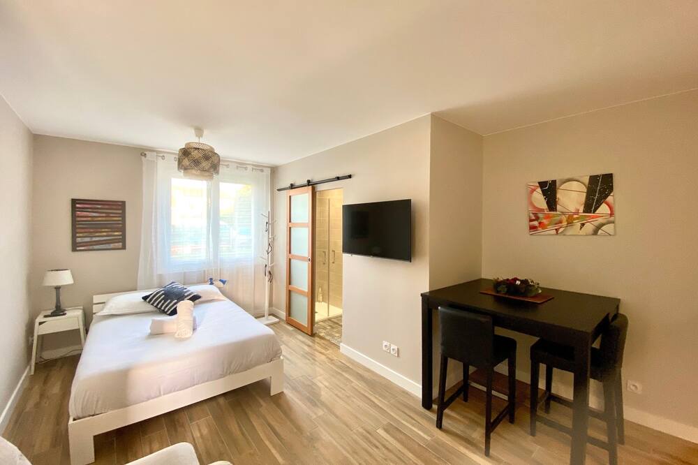 Photo of Bedroom in Arenes Romaines - Saint-Martin-du-Touch