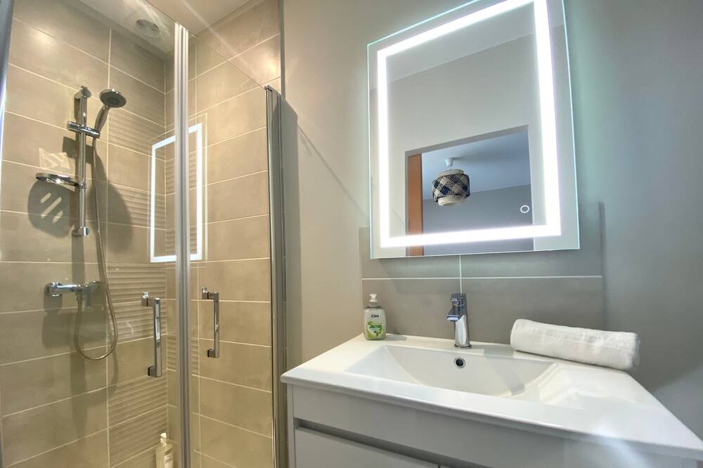 Photo of Bathroom in Arenes Romaines - Saint-Martin-du-Touch