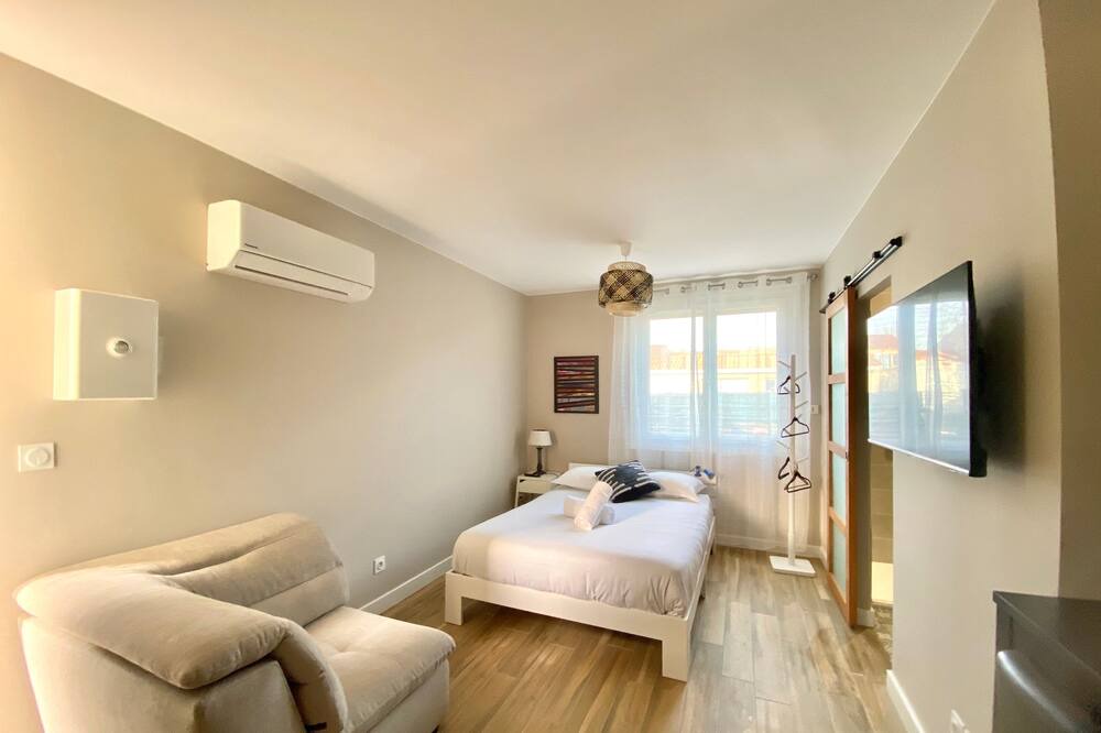 Photo of Bedroom in Arenes Romaines - Saint-Martin-du-Touch