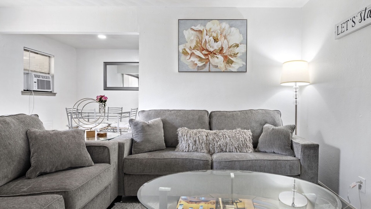 Photo of Livingroom in Junius Heights