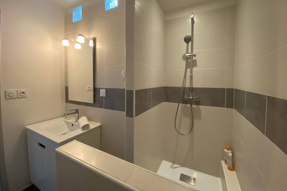 Photo of Bathroom in Bonnefoy-Roseraie-Gramont