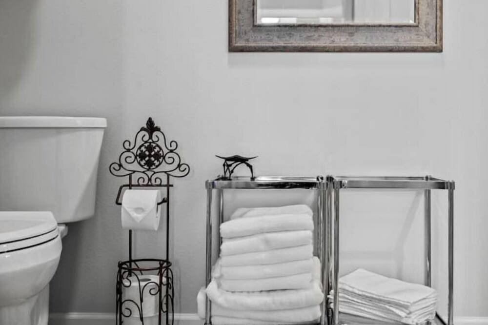 Photo of Bathroom in Blue Eye