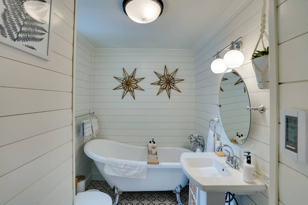 Photo of Bathroom in Purling