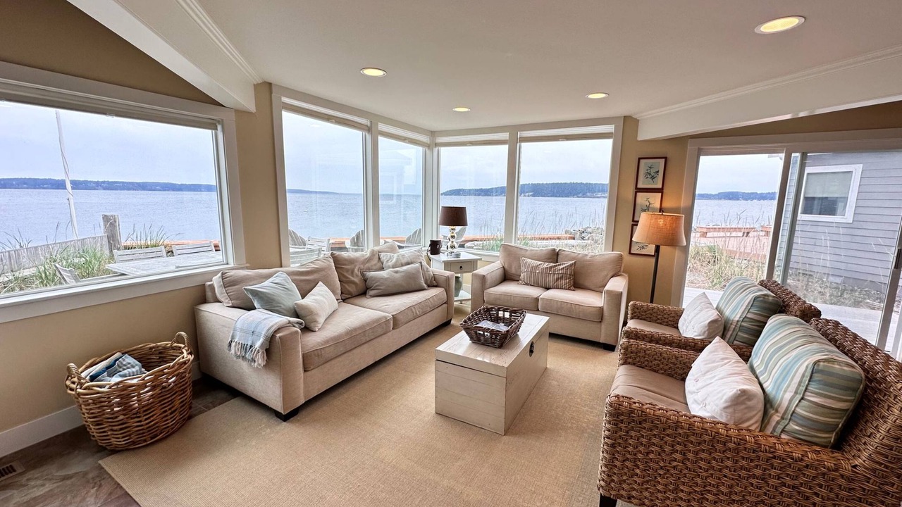 Photo of Livingroom in Langley