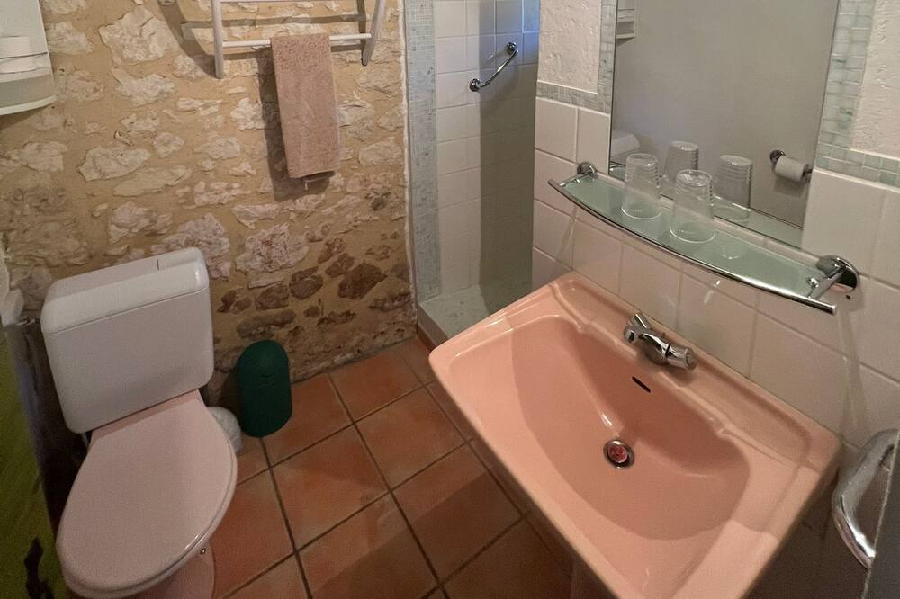 Photo of Bathroom in Monflanquin