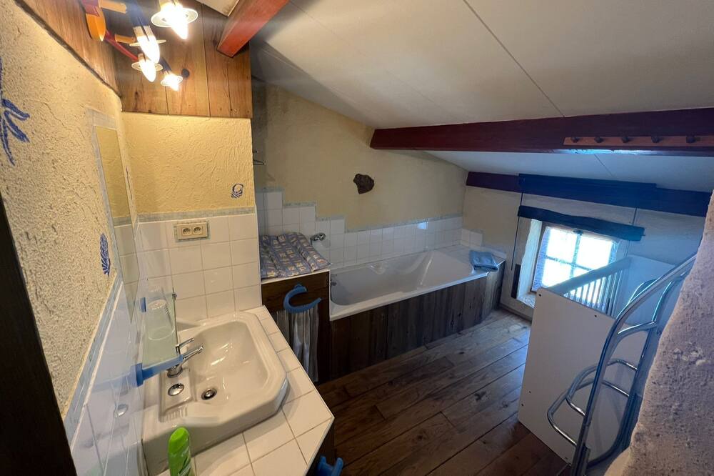 Photo of Bathroom in Monflanquin
