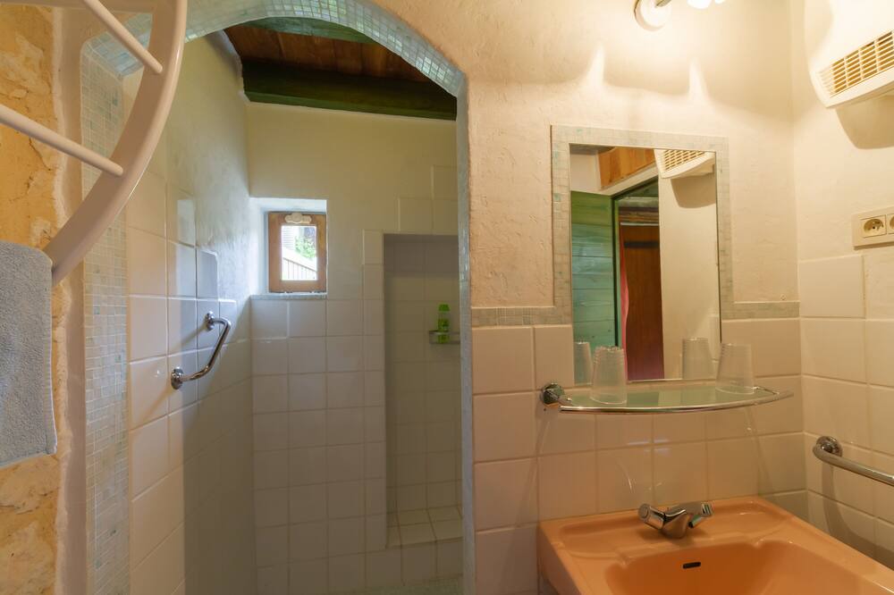 Photo of Bathroom in Monflanquin