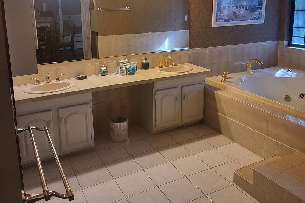 Photo of Bathroom in Temple Crest