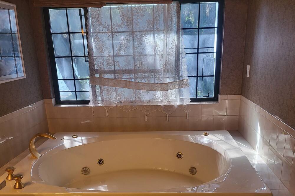 Photo of Bathroom in Temple Crest
