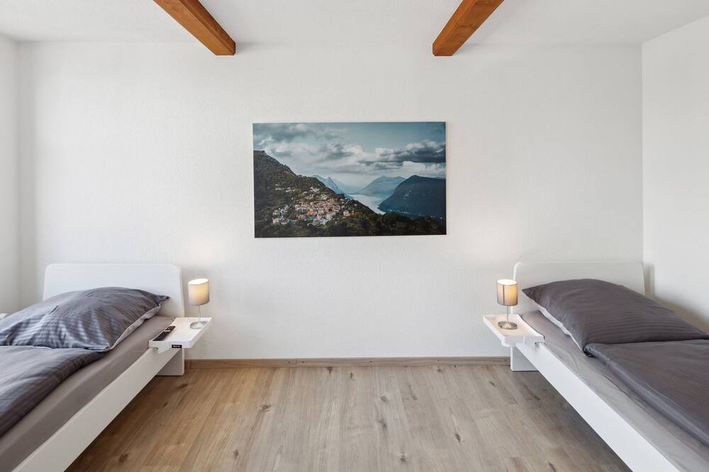 Photo of Bedroom in Grabs