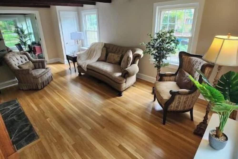 Photo of Livingroom in Langhorne