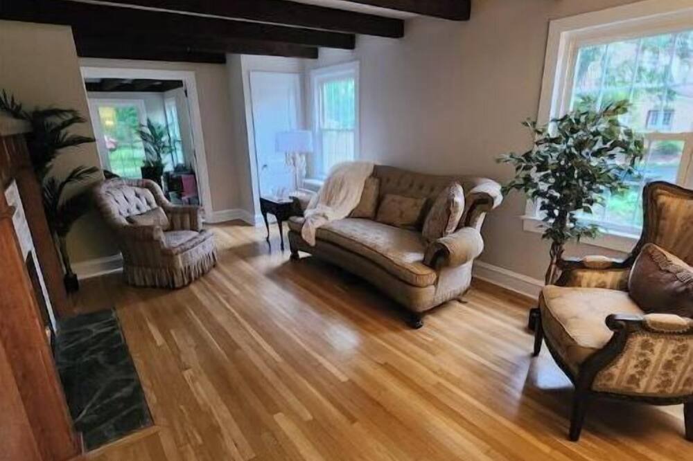 Photo of Livingroom in Langhorne