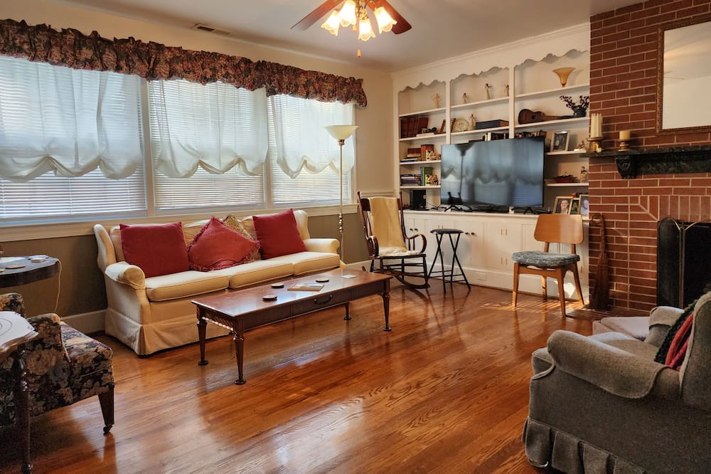 Photo of Livingroom in South Boston