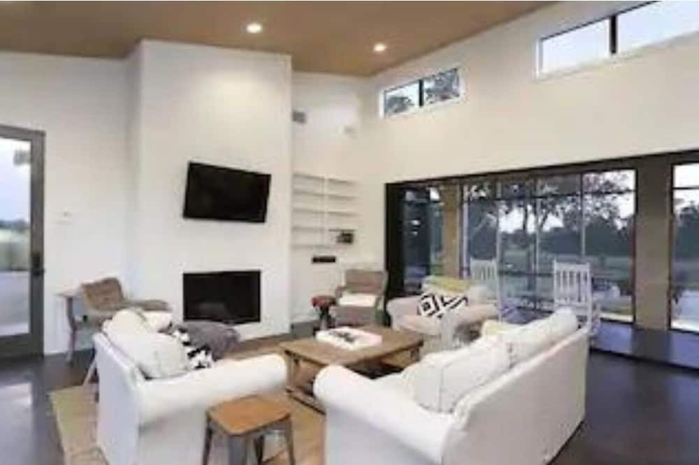 Photo of Livingroom in Carmine