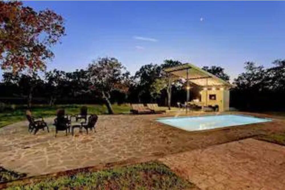 Photo of Outdoor in Carmine