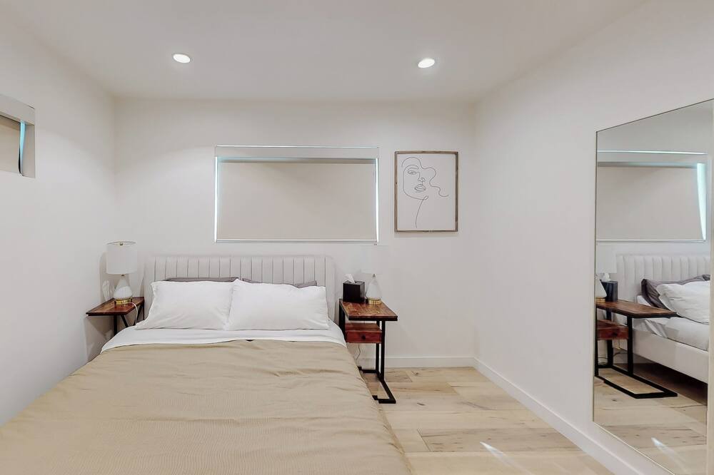 Photo of Bedroom in Lake Balboa