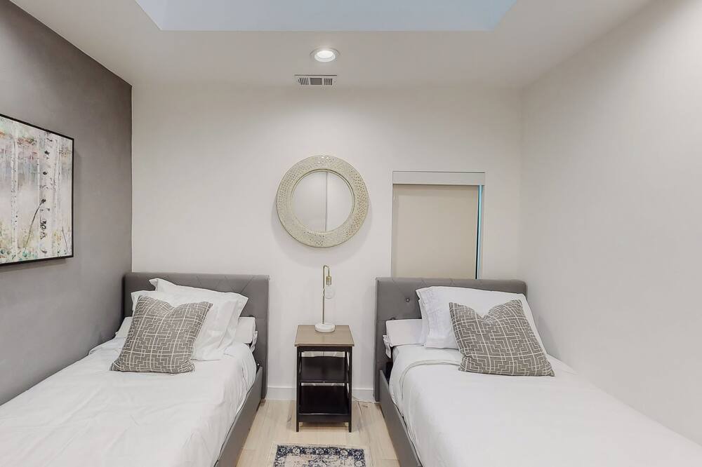 Photo of Bedroom in Lake Balboa