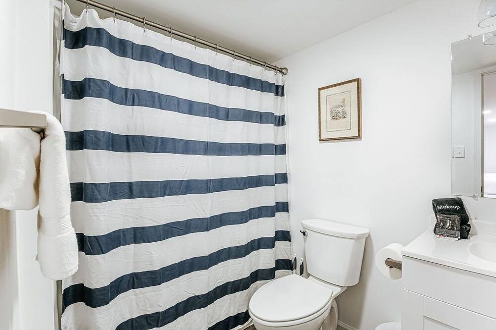 Photo of Bathroom in Jefferson Park Avenue