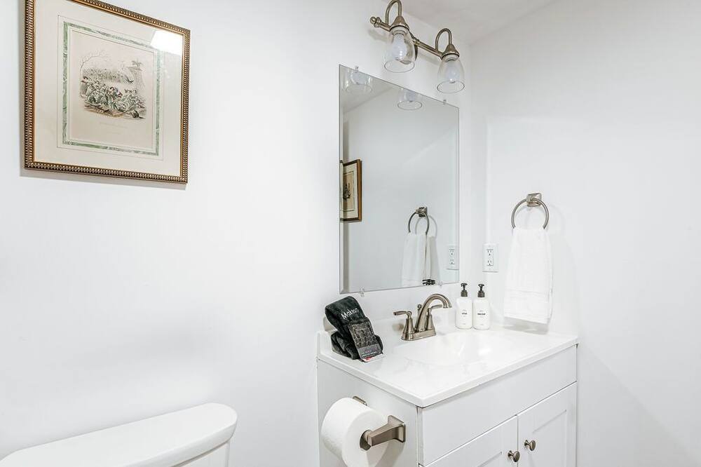 Photo of Bathroom in Jefferson Park Avenue