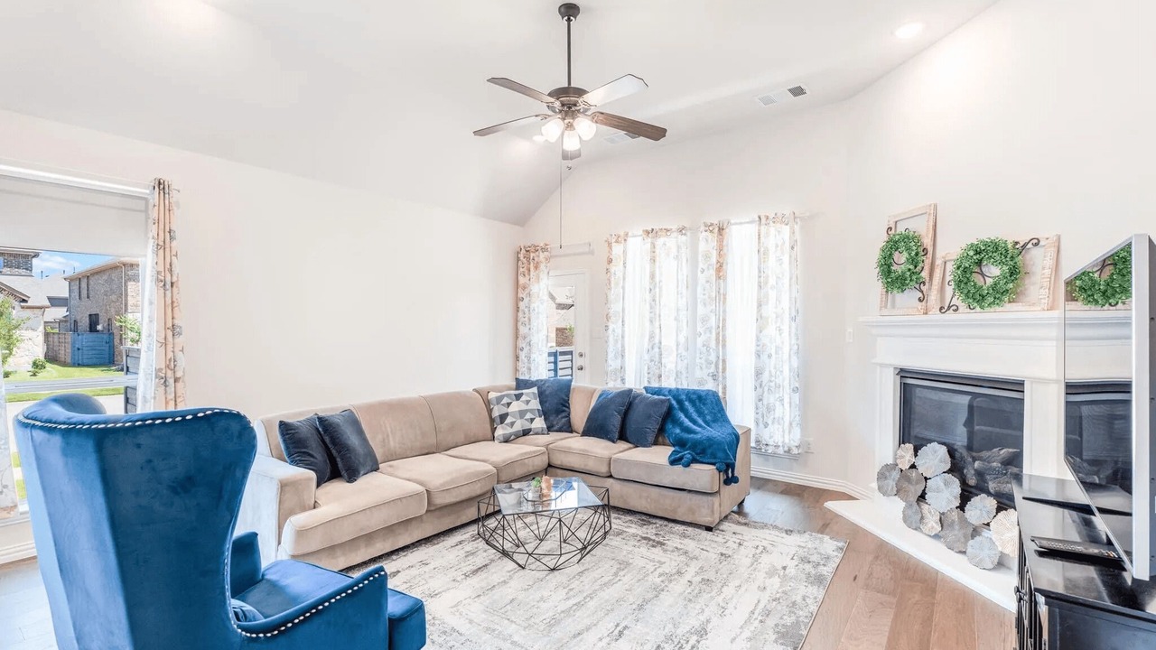 Photo of Livingroom in Aubrey