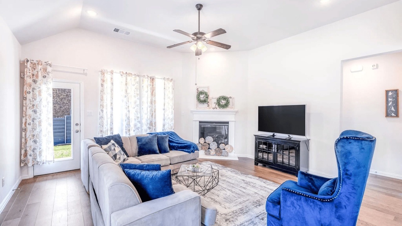 Photo of Livingroom in Aubrey