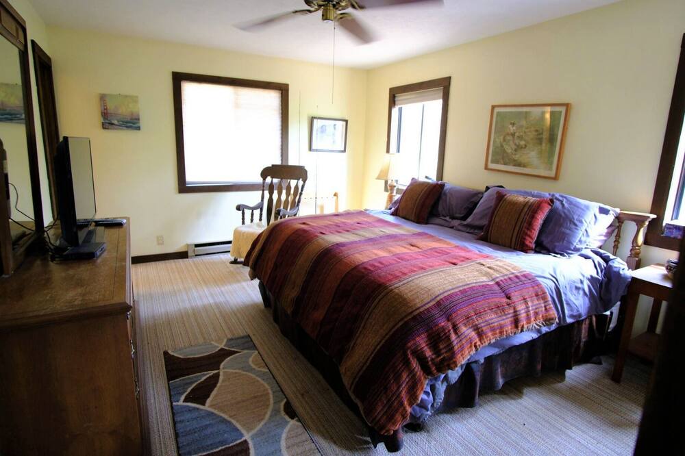 Photo of Bedroom in Hendersonville