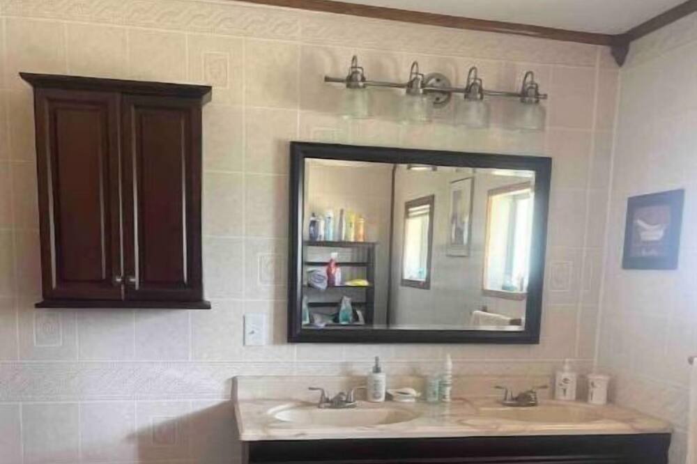 Photo of Bathroom in Leasburg