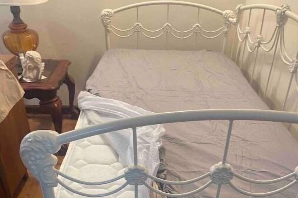 Photo of Bedroom in Leasburg
