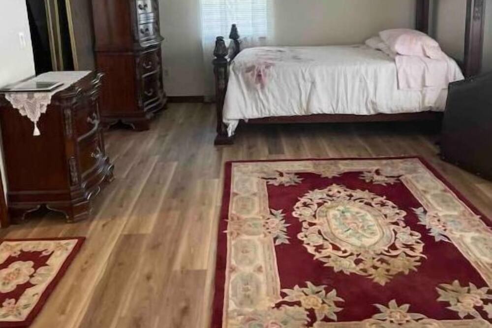 Photo of Bedroom in Leasburg