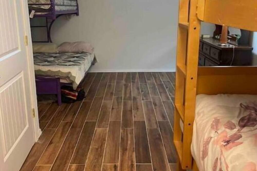 Photo of Bedroom in Leasburg