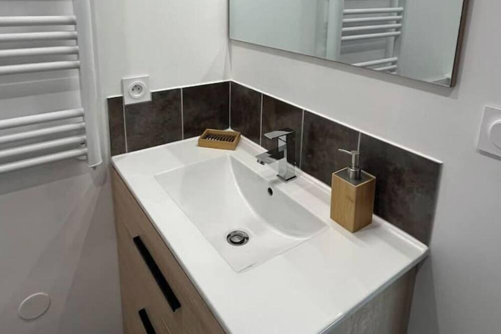 Photo of Bathroom in Roujan