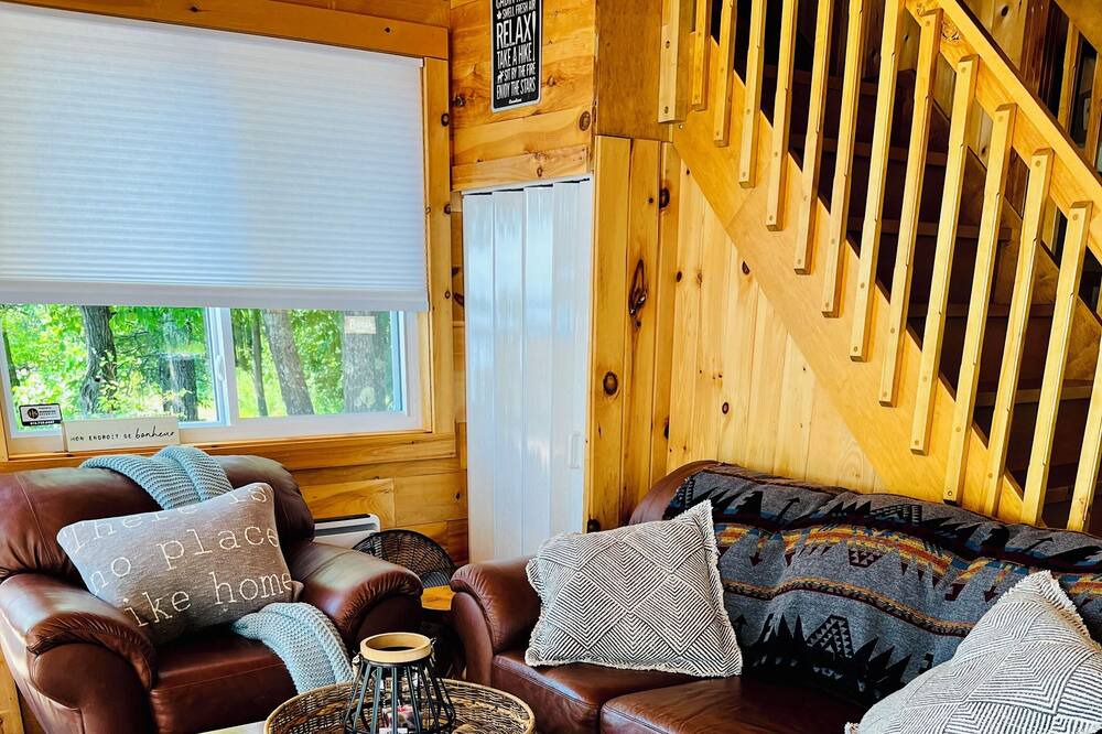 Photo of Livingroom in Mansfield-et-Pontefract