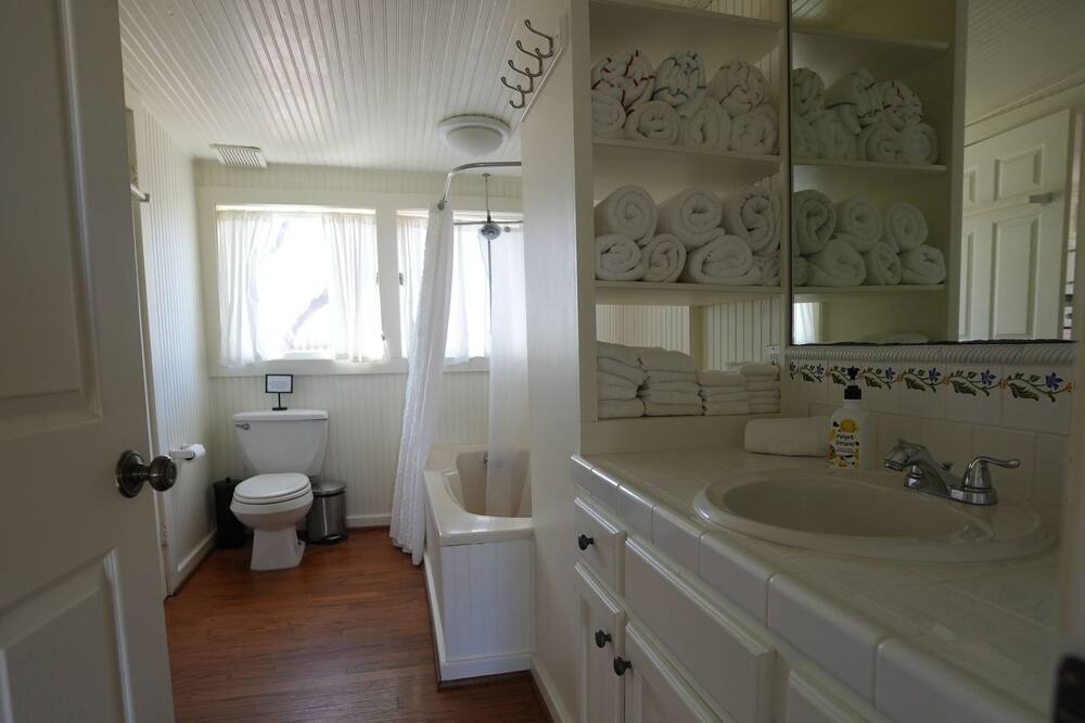 Photo of Bathroom in Hennig Heights