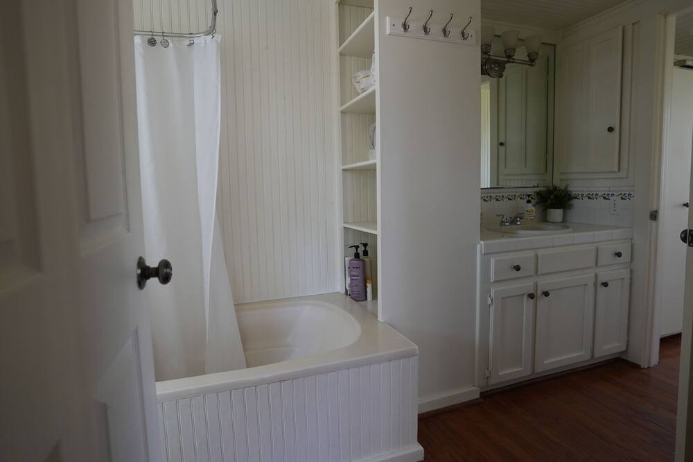 Photo of Bathroom in Hennig Heights